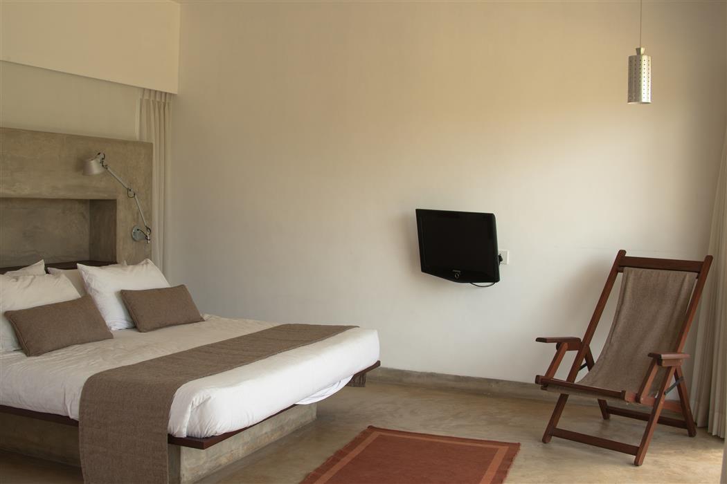 Chambre d'hôtel réalisée avec de la peinture intérieure ans les tons naturels de beige et blanc