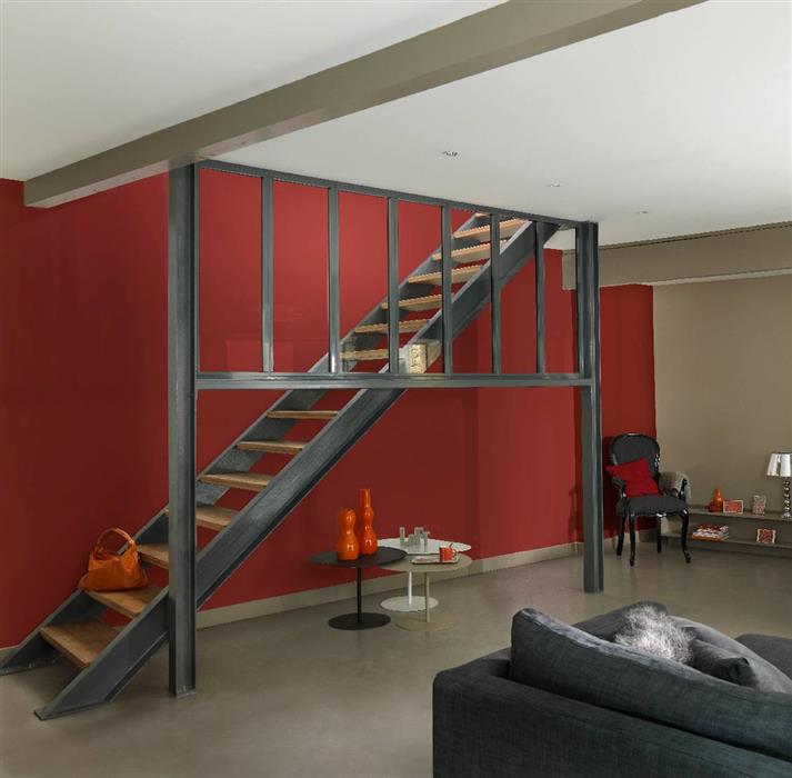 Salon réalisé avec de la peinture intérieure dans les tons de rouges et de gris