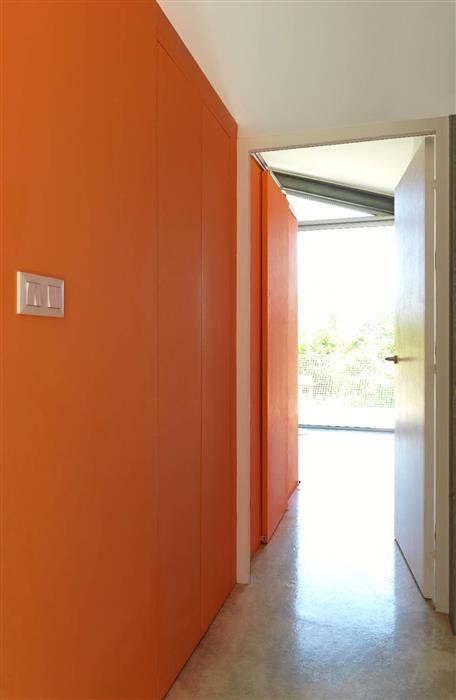 Entrée / Couloir réalisé(e) avec de la peinture intérieure dans les tons orangés et blancs