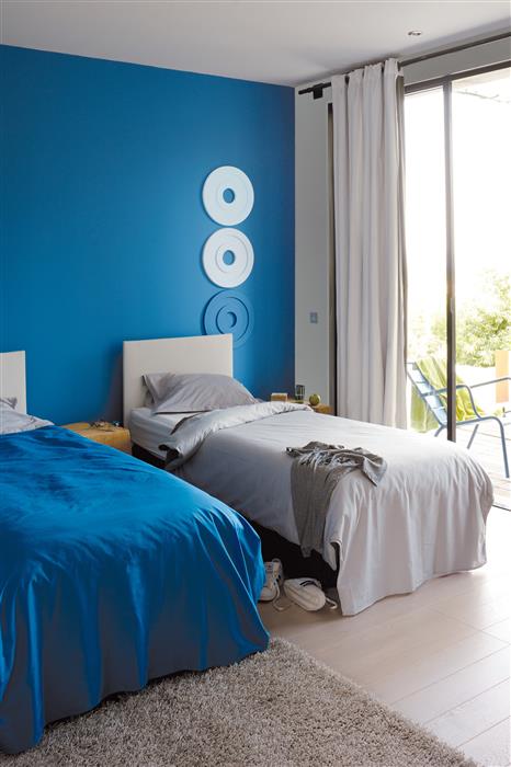 Chambre d'enfant réalisée avec de la peinture murale intérieure de couleurs bleu azur et gris orage
