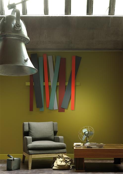 Salon réalisé avec de la peinture intérieure dans les tons de gris, verts, rouges, et bleus