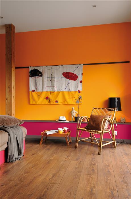 Chambre adulte réalisée avec de la peinture murale intérieure de couleurs rouge, jaune et brun