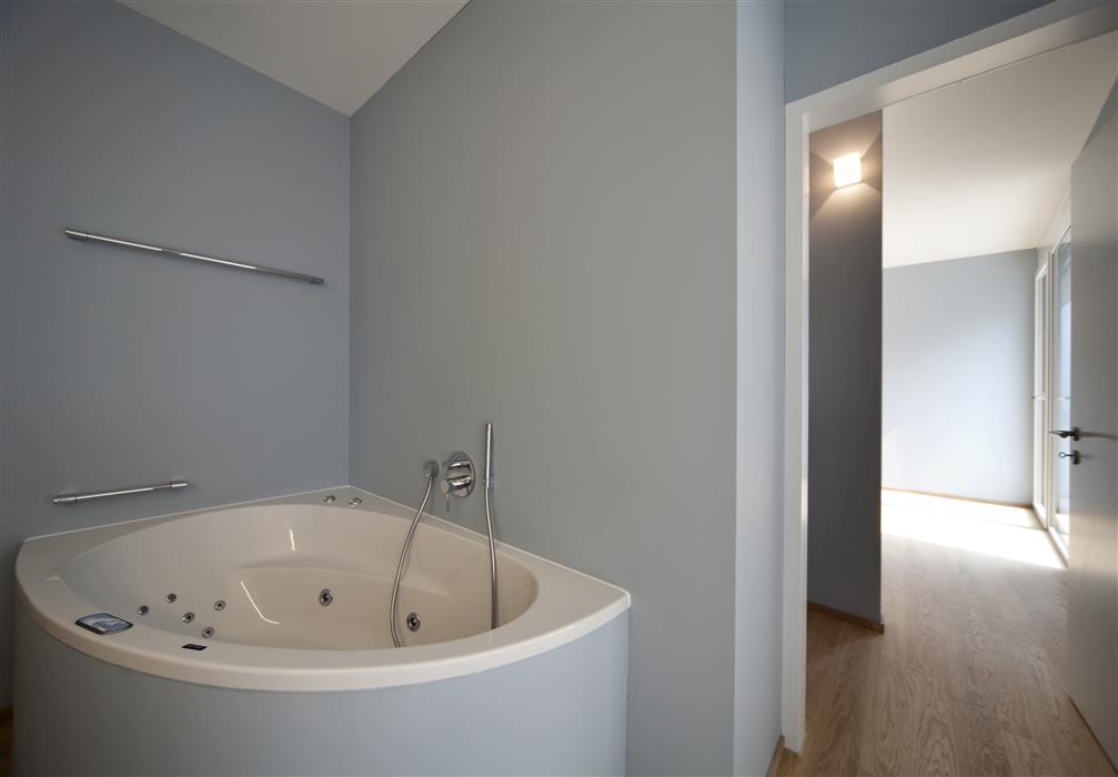 Salle de bain réalisée avec de la peinture intérieure dans les tons de bleus grisés