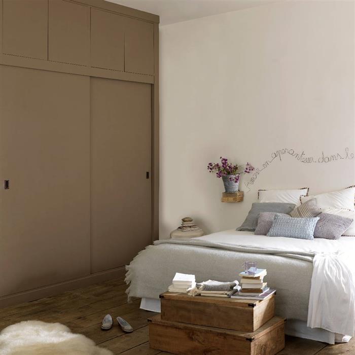Chambre adulte réalisée avec de la peinture intérieure dans les tons gris et marrons