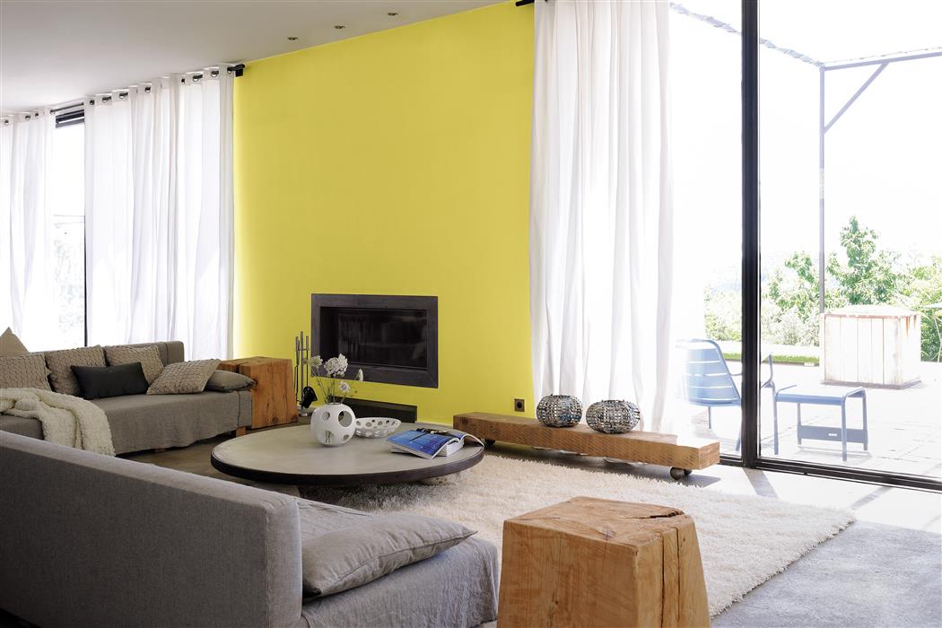 Salon réalisé avec de la peinture murale intérieure de couleur jaune soleil