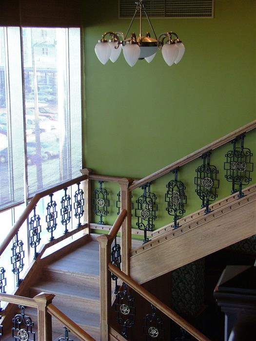 Montée d'escalier réalisée avec de la peinture intérieure dans les tons verts et sombres voire noirs