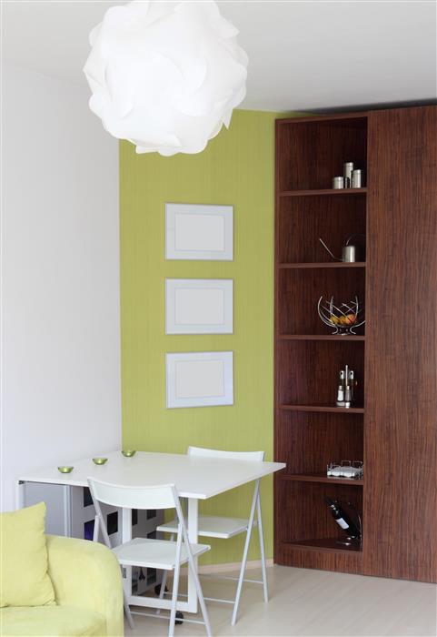 Salle à manger réalisée avec de la peinture intérieure dans les tons naturels blancs et verts