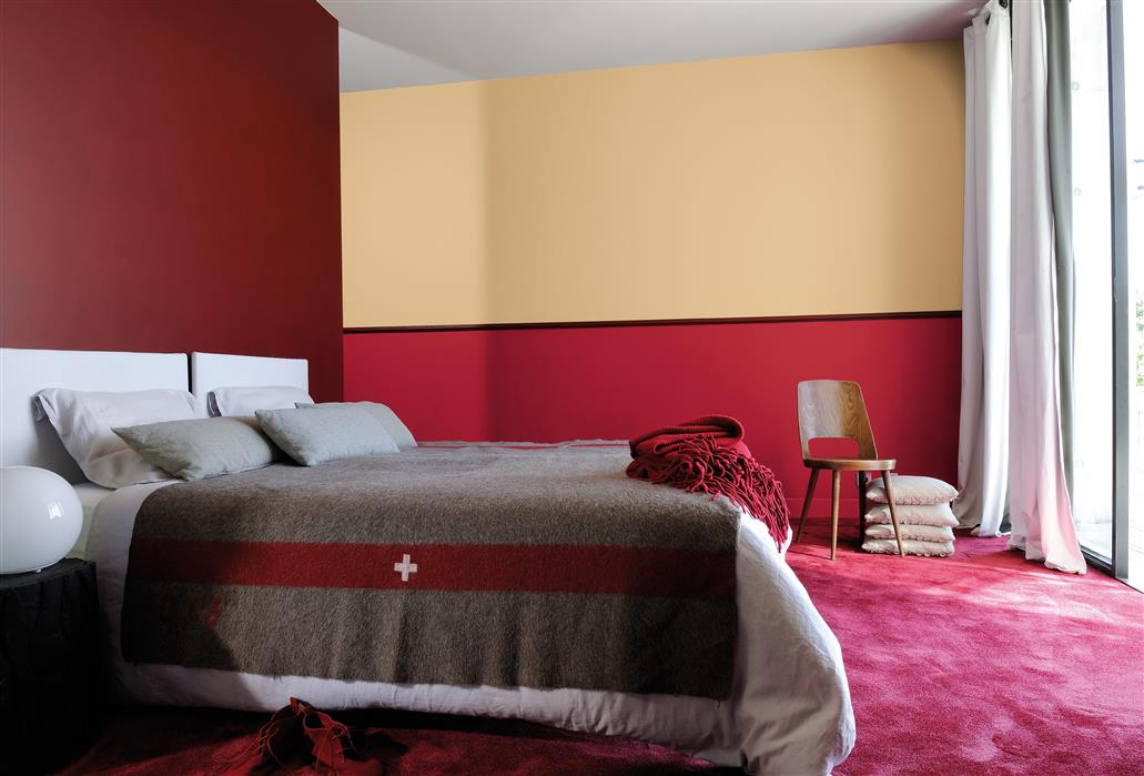 Chambre adulte réalisée avec de la peinture intérieure dans les tons beiges, rouges et bordeaux.