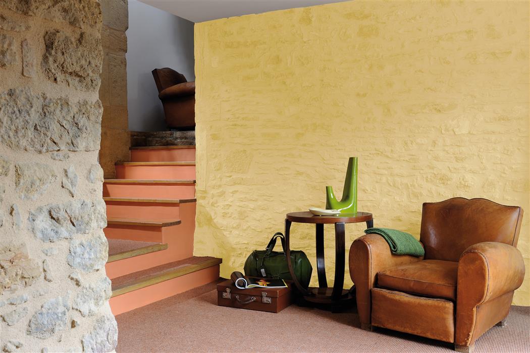 Entrée réalisée avec de la peinture murale intérieure de couleur beige et des escaliers de couleur orange