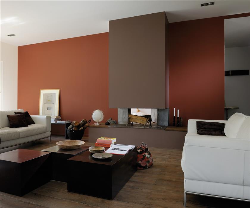 Salon réalisé avec de la peinture murale intérieure dans les tons brun moka, gris perle et orangé
