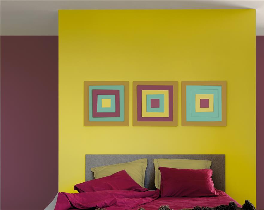 Chambre adulte réalisée avec de la peinture murale intérieure de couleurs rouge violet, vert anis, laiton et vert