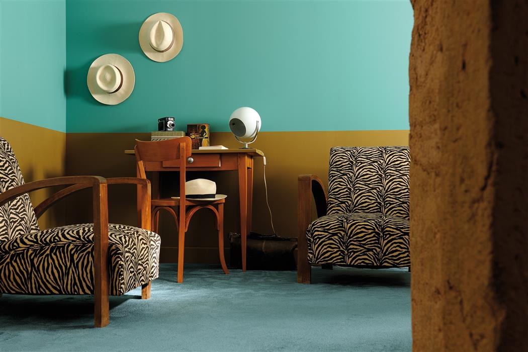 Bureau réalisé avec de la peinture intérieure dans les tons bleus verts et verts kaki