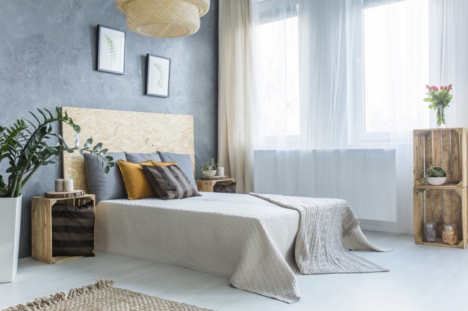 quarto_cinza_caixas_madeira