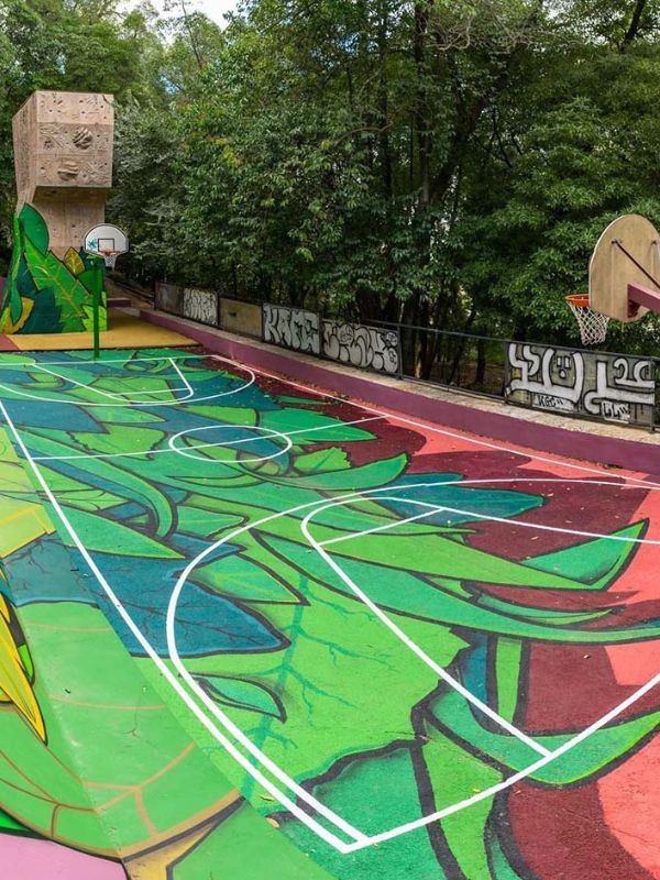 Campo desportivo pintado de verde em Mata São Domingos de Benfica