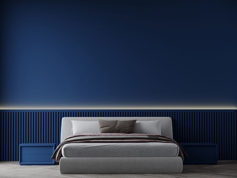 Quarto moderno com parede pintada de azul e decoração azul