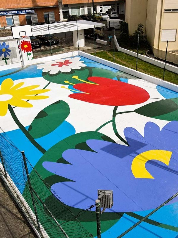 Campo desportivo pintado com flores em Vila Gualdina