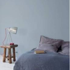 Quarto com parede pintada de cinzento e decoração escuro e simples