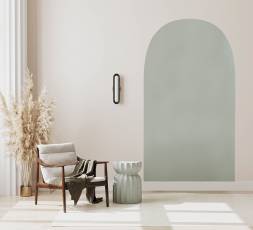 Sala de estar com um arco na parede verde
